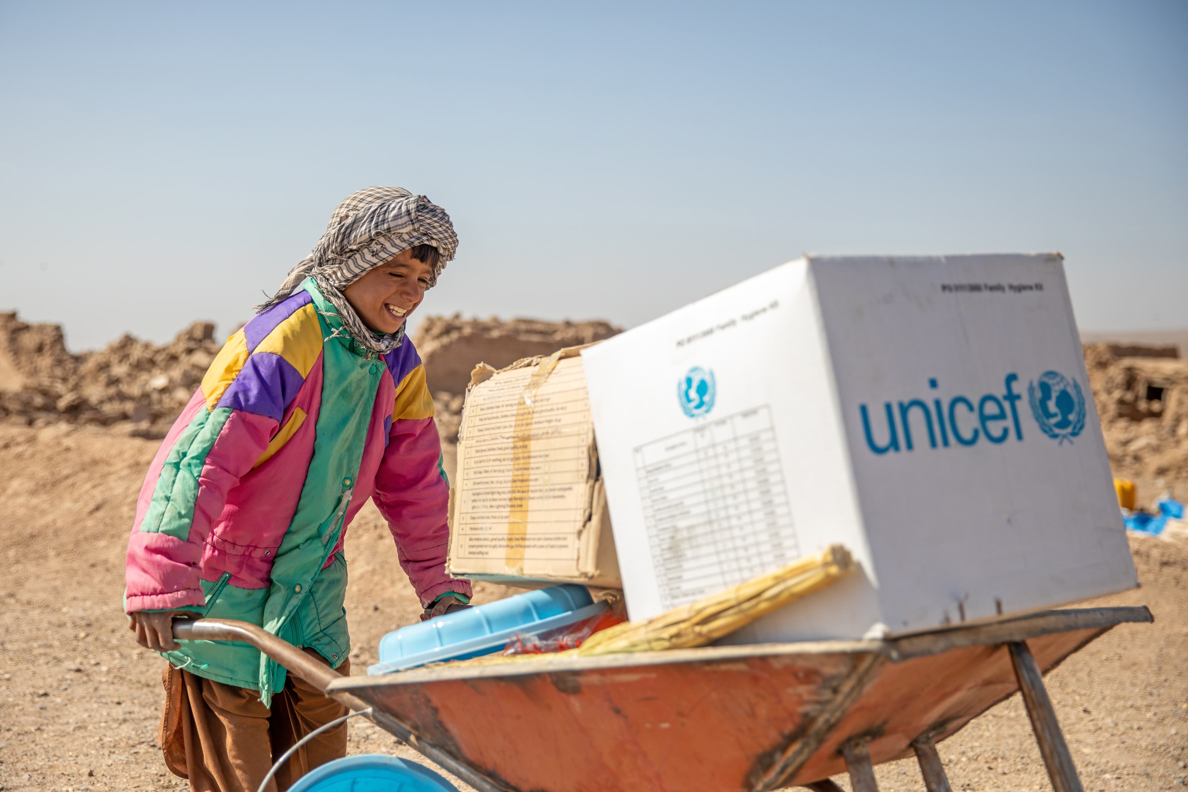 Pojke med UNICEF leverans - Afghanistan 2023