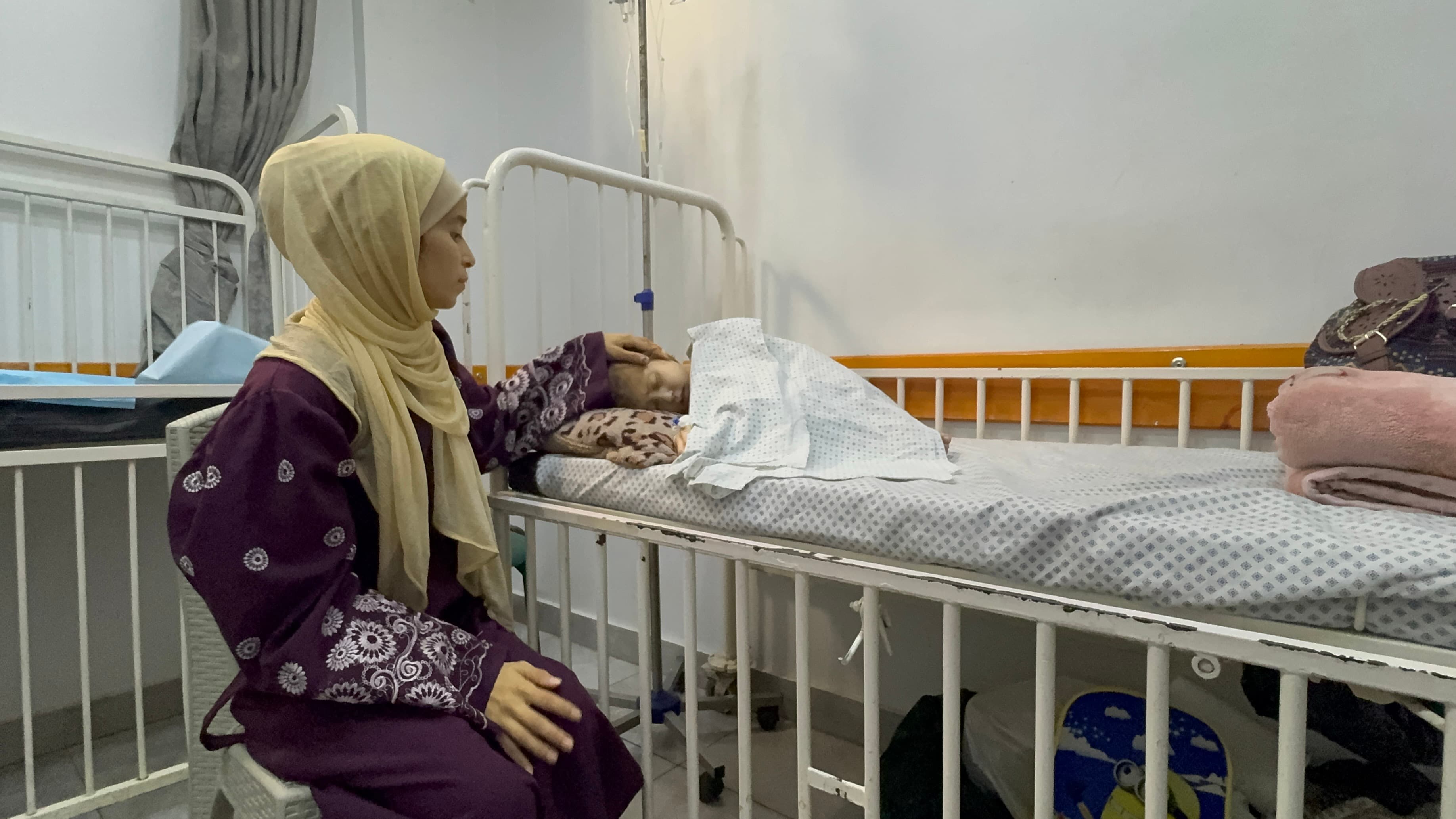 Mamma med barn i sjukhus - Gaza 2025