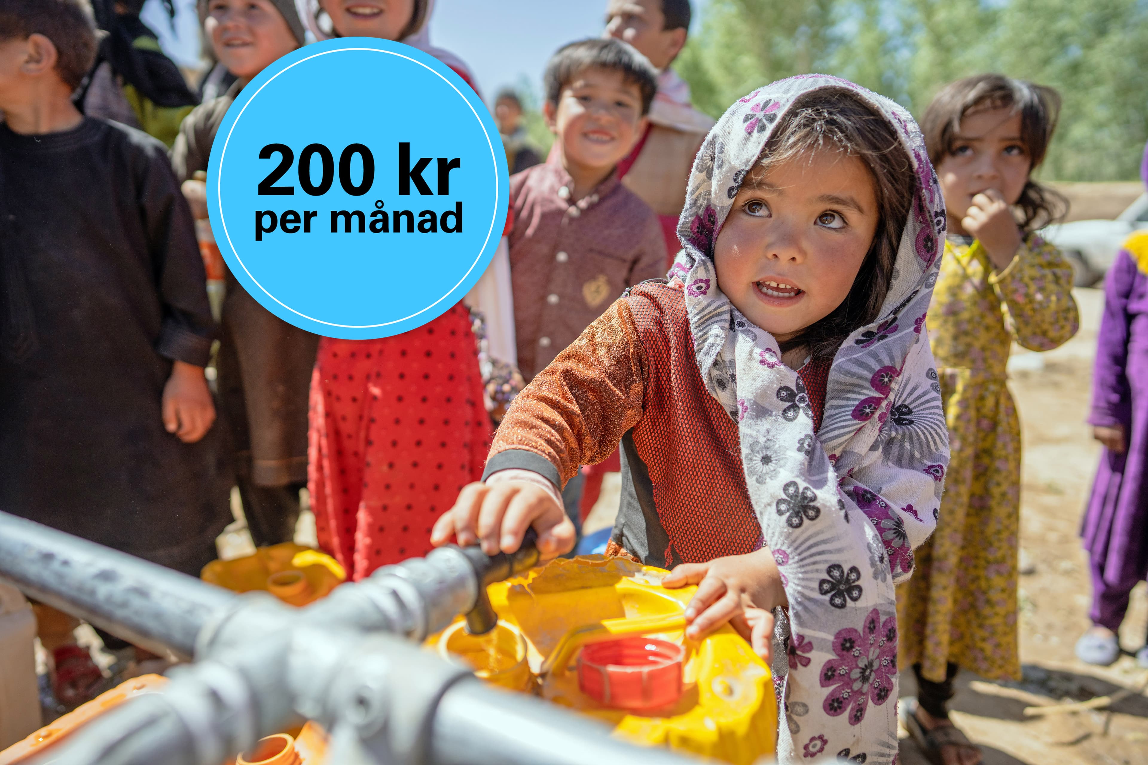 Flicka fyller på vatten - Afghanistan 2024 - med stämpel