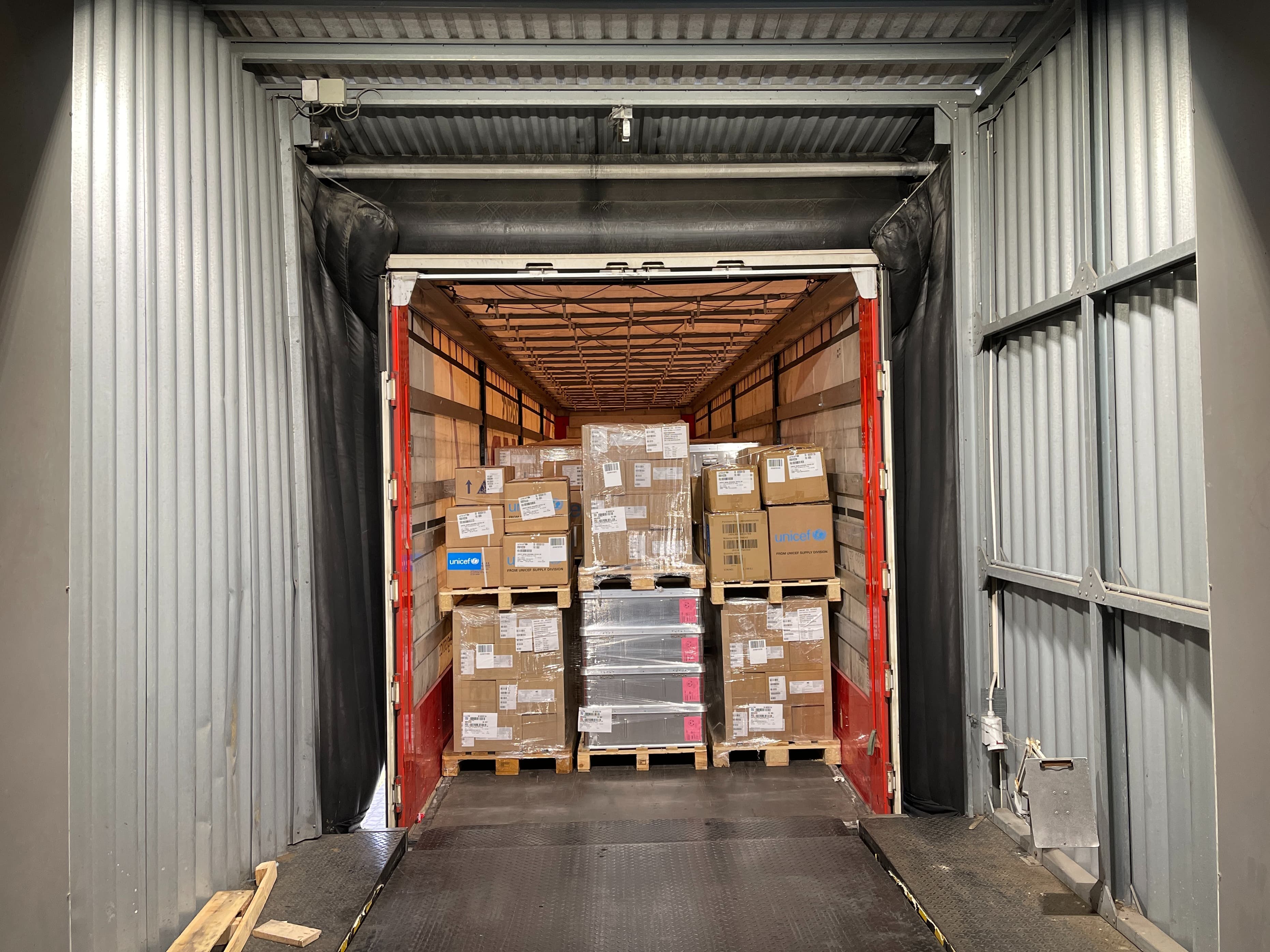 Packad lastbild från katastroflagret - till Turkiet och Syrien