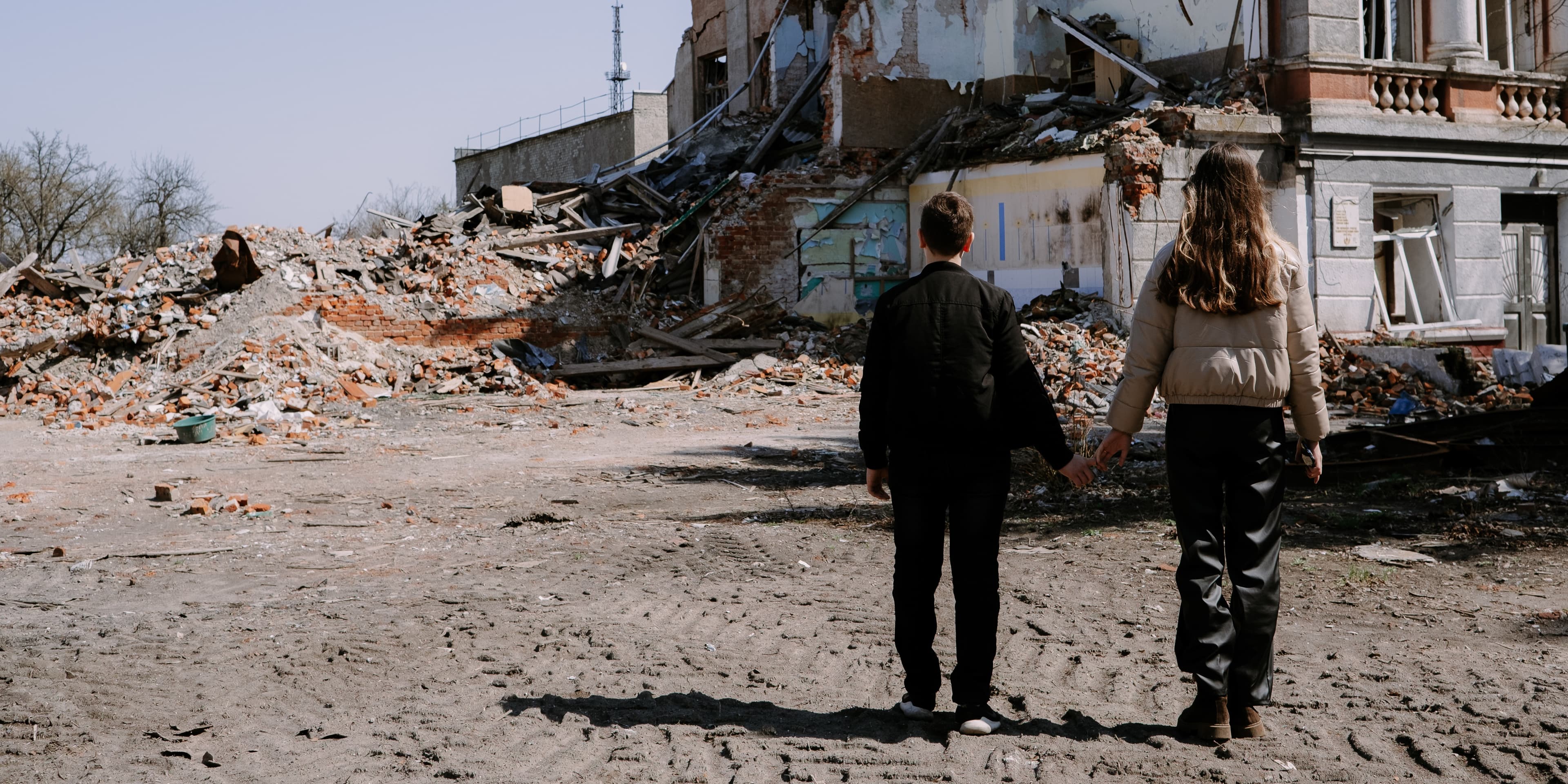 Ukraina 2023 - barn håller händerna vid rasmassor - cropped desktop