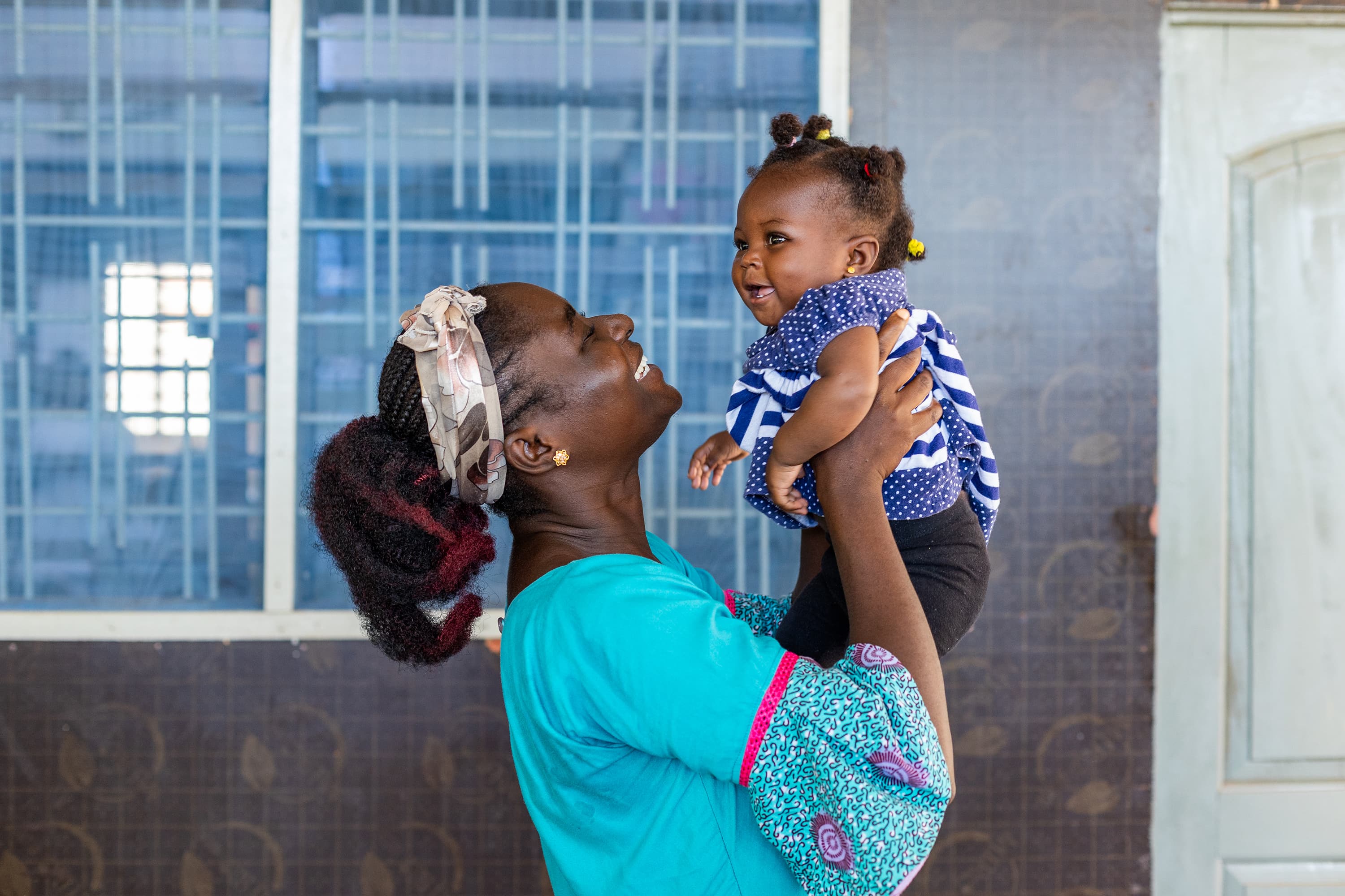 Mamma leker med sitt barn - Ghana 2024