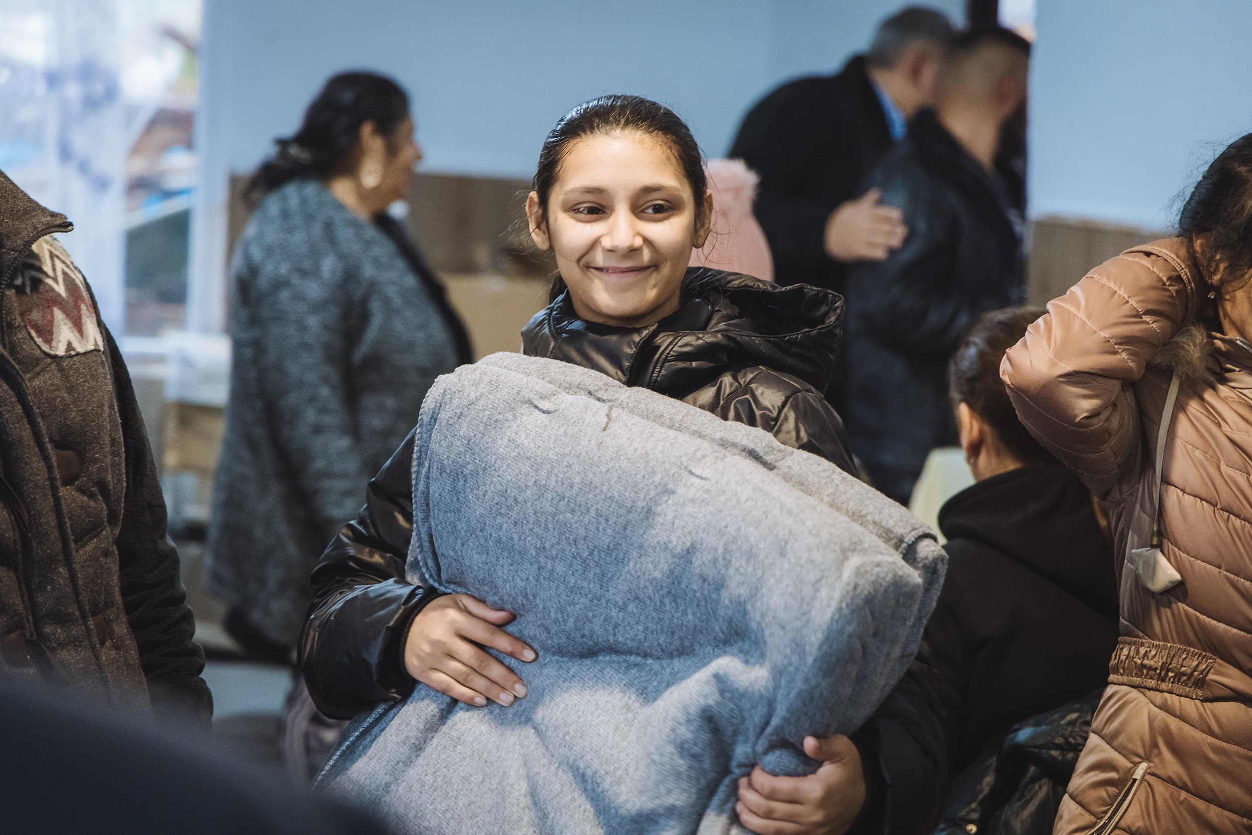 Flicka får filt - UNICEF-leverans - Ukraina 2024