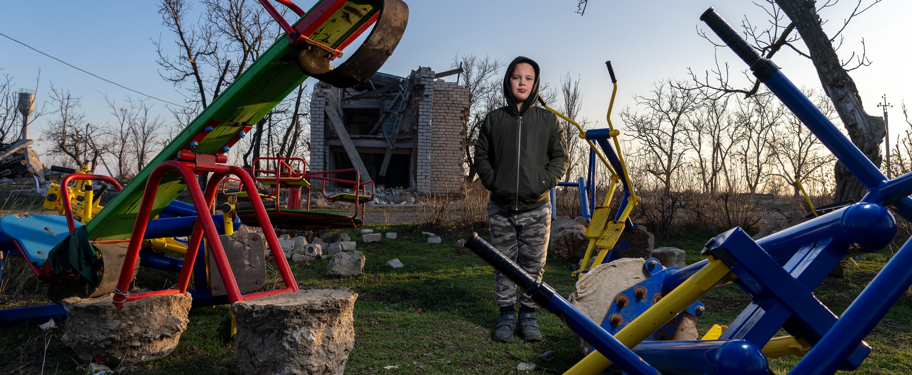 Barn vid ruiner av lekplats - Ukraina 2025 - desktop cropped