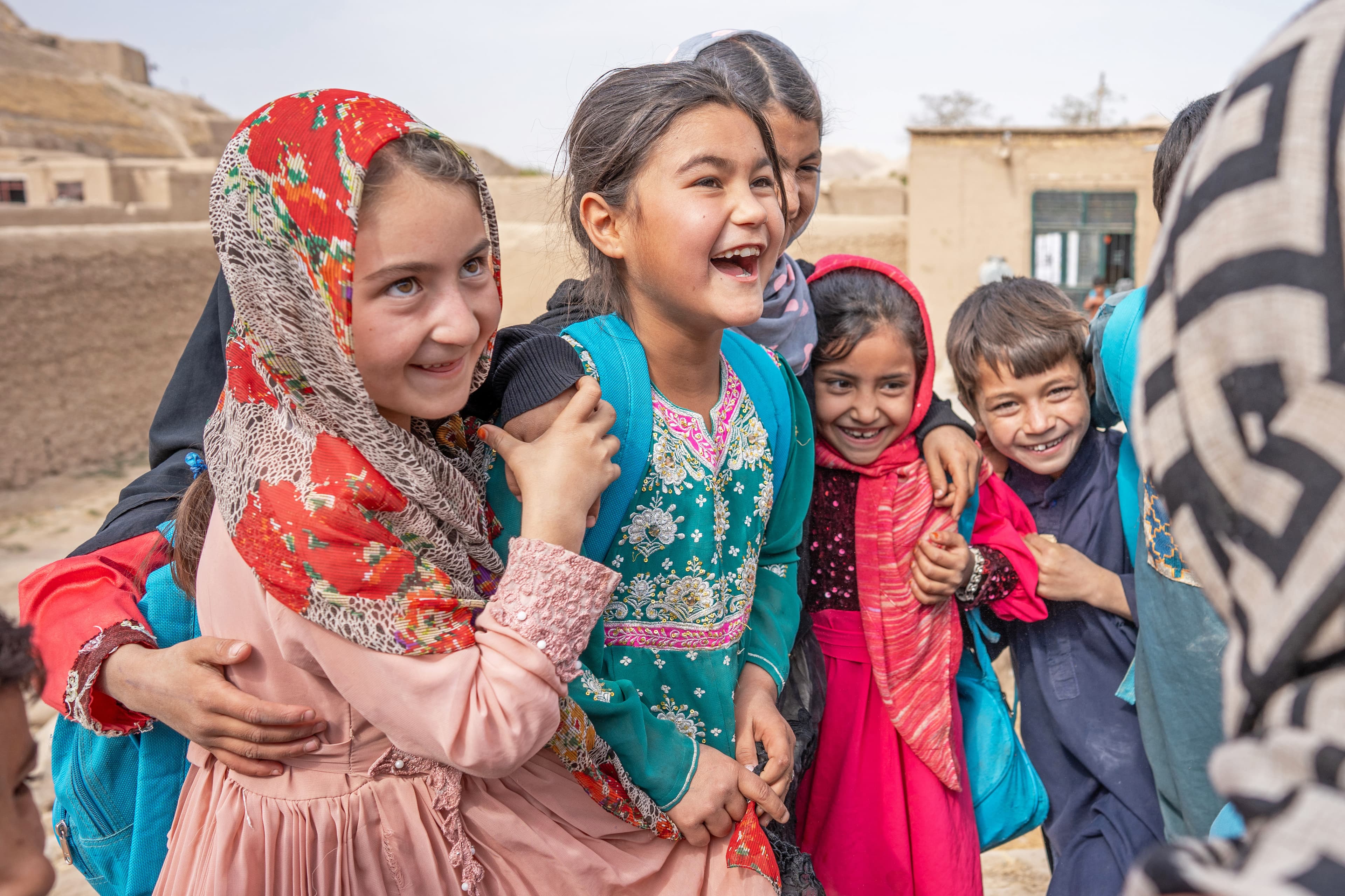 Glada barn med UNICEF-ryggsäckar - Afghanistan 2024