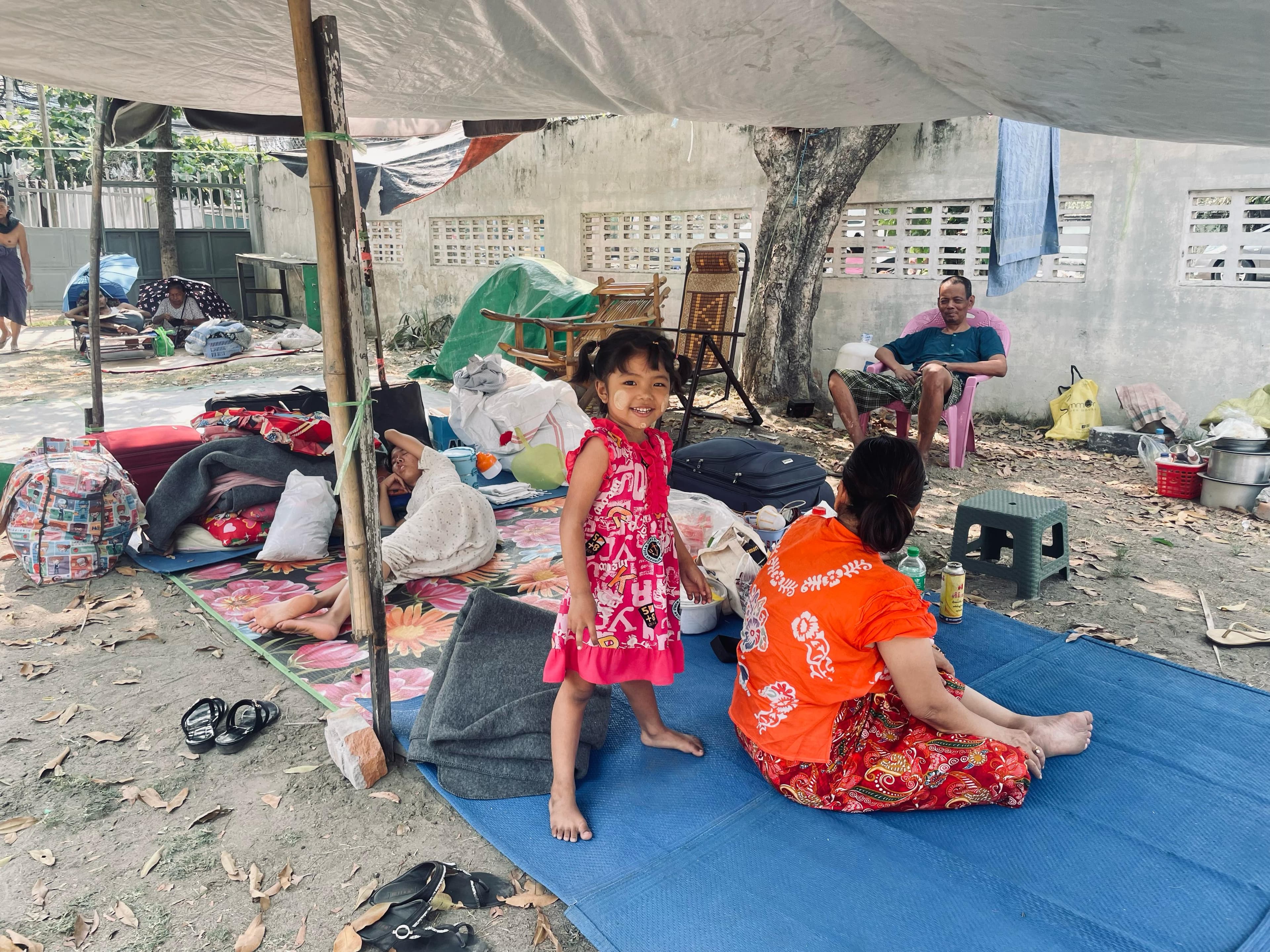 Barn med familj i provisorisk skyddstält- Myanmar 2025