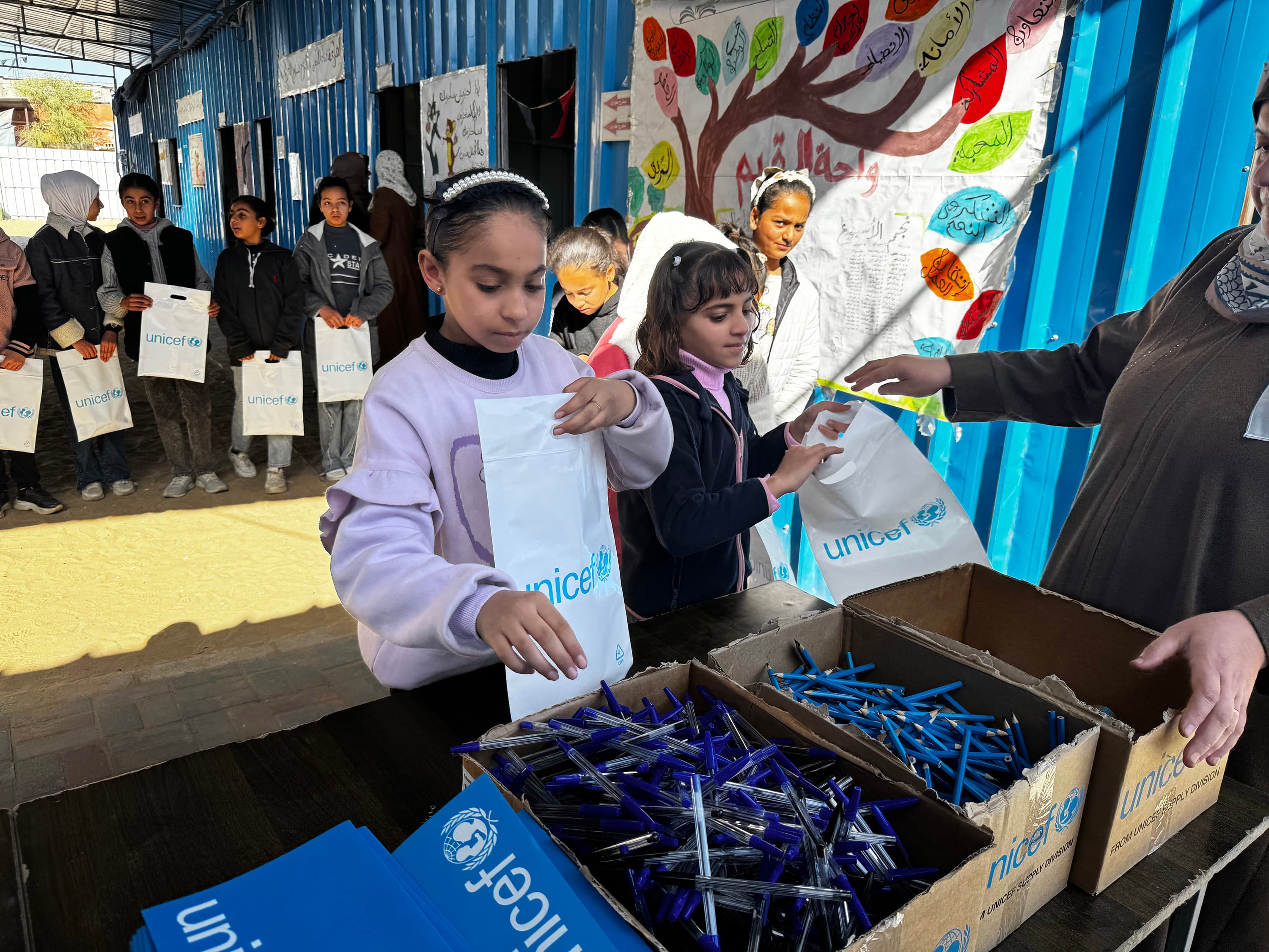 Barn får skolmaterial - Gaza 2026