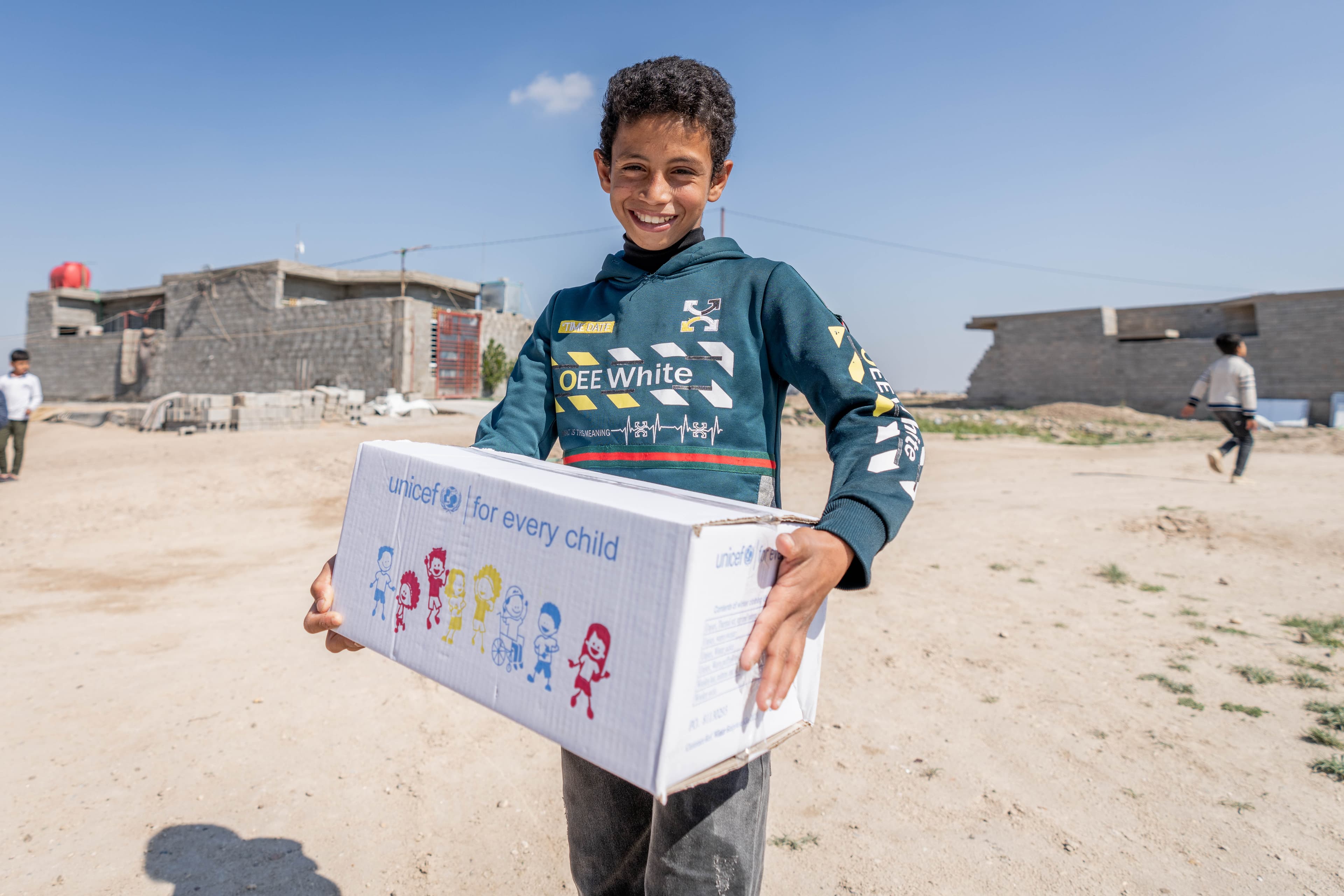 Barn håller i leverans från UNICEF - Irak 2024
