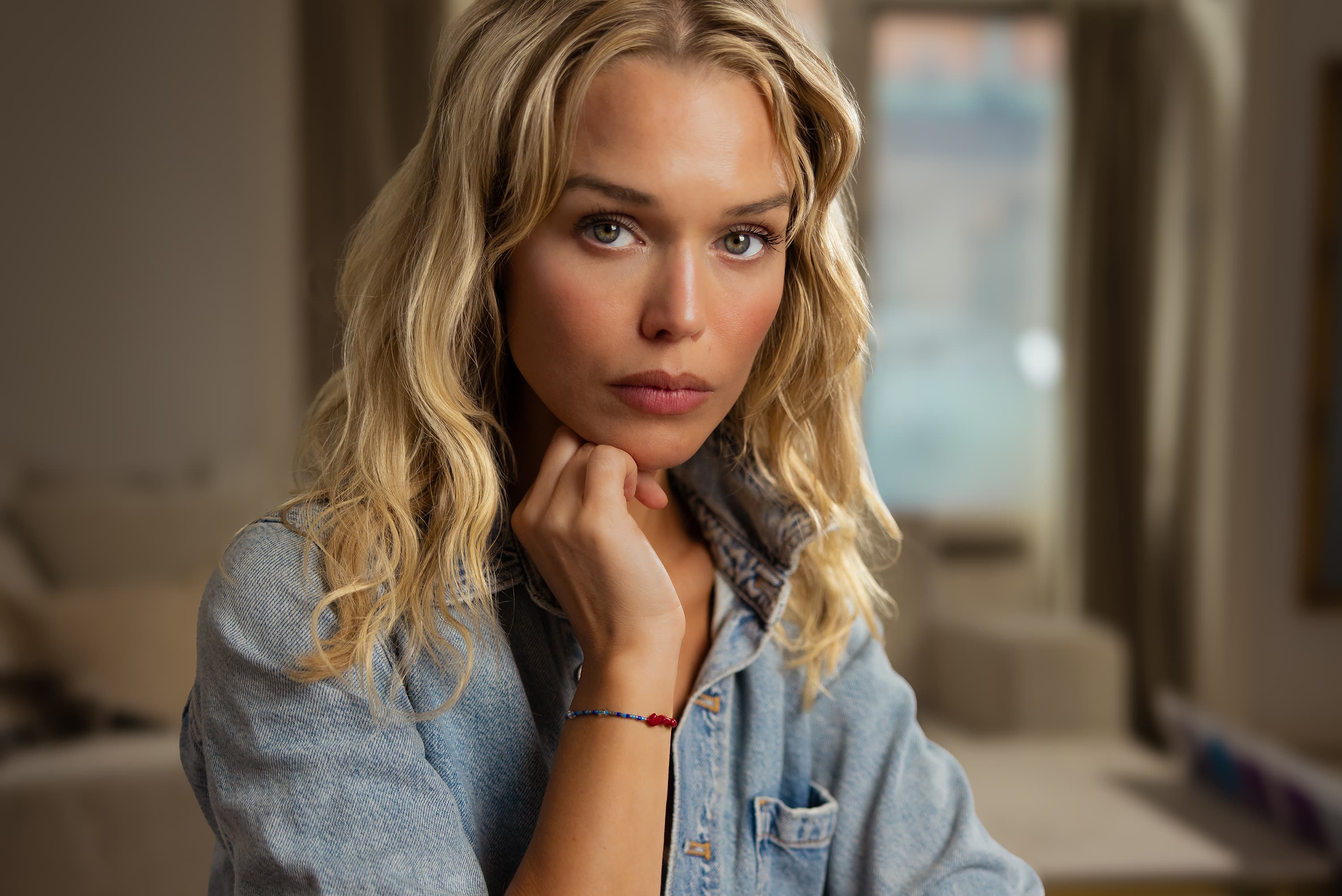 Clara Hallencreutz - porträtt med armband (cropped banner)